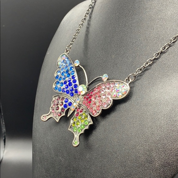Rhinestone encrusted butterfly necklace - Picture 3 of 8